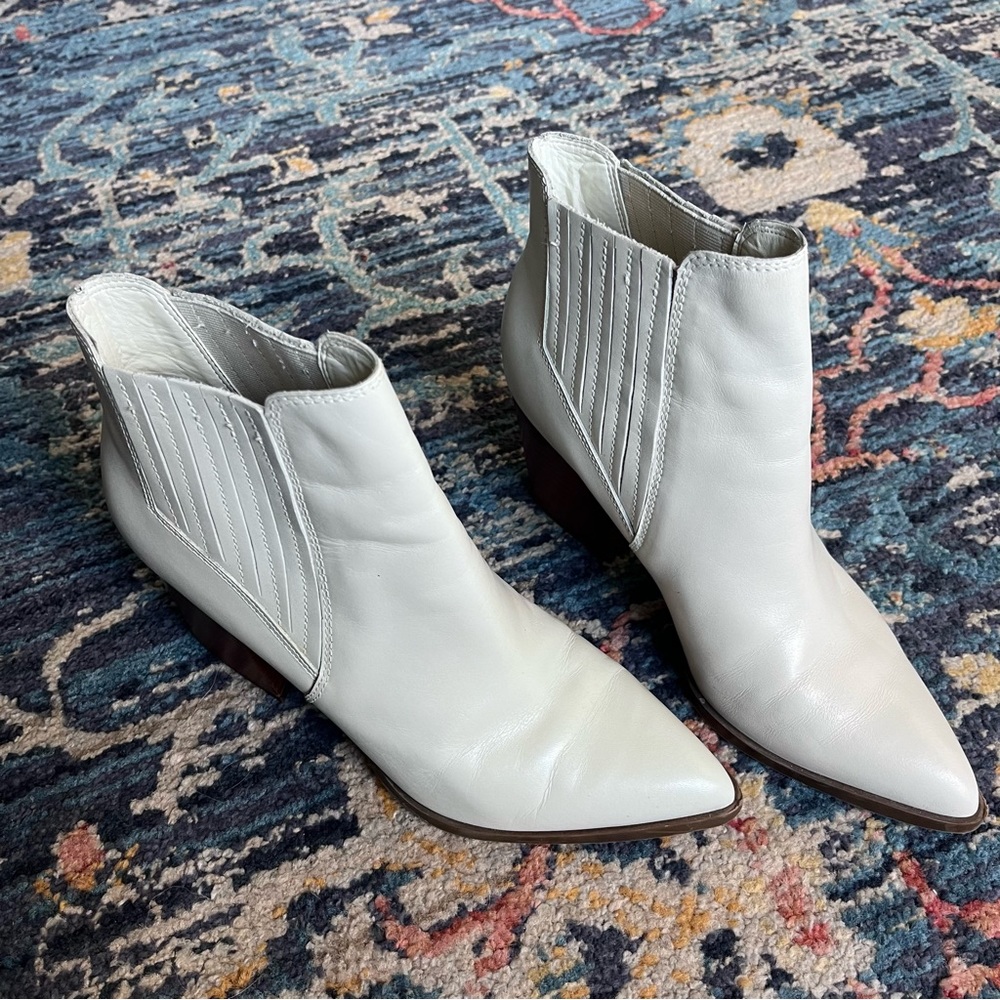 Marc Fisher  POINTY TOE BOOTIE CREAM
